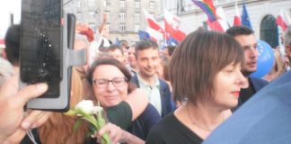 Kamila Gasiuk-Pihowicz witana przez demonstrantkę. Fot. Rafał Wodzicki Progress for Poland